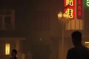《纸上的火焰》封面：堆满退稿信的编辑桌与台灯