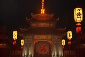 《青铜钥匙》封面：桌上七把氧化程度不同的铜钥匙