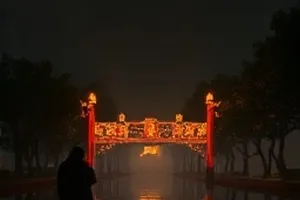 《慢车经过的站台》封面：狭长站台与停靠两分钟的绿皮车