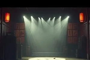 《第七个证人》封面：空荡法庭与木质证人席